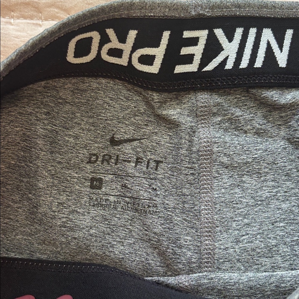 Nike Pros - Picture 2 of 5